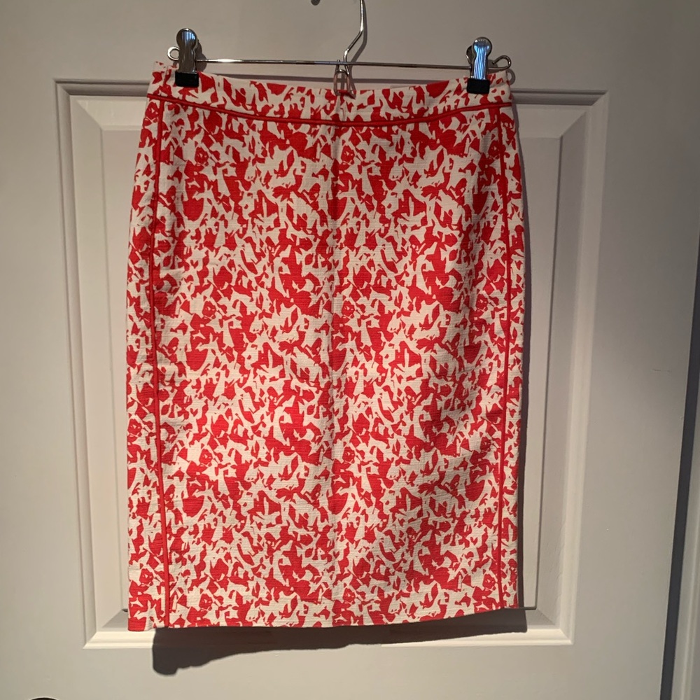 NWOT! Coral & Off White, Back Zip Halogen Skirt. Size 0P